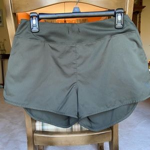 Athletic shorts army green large